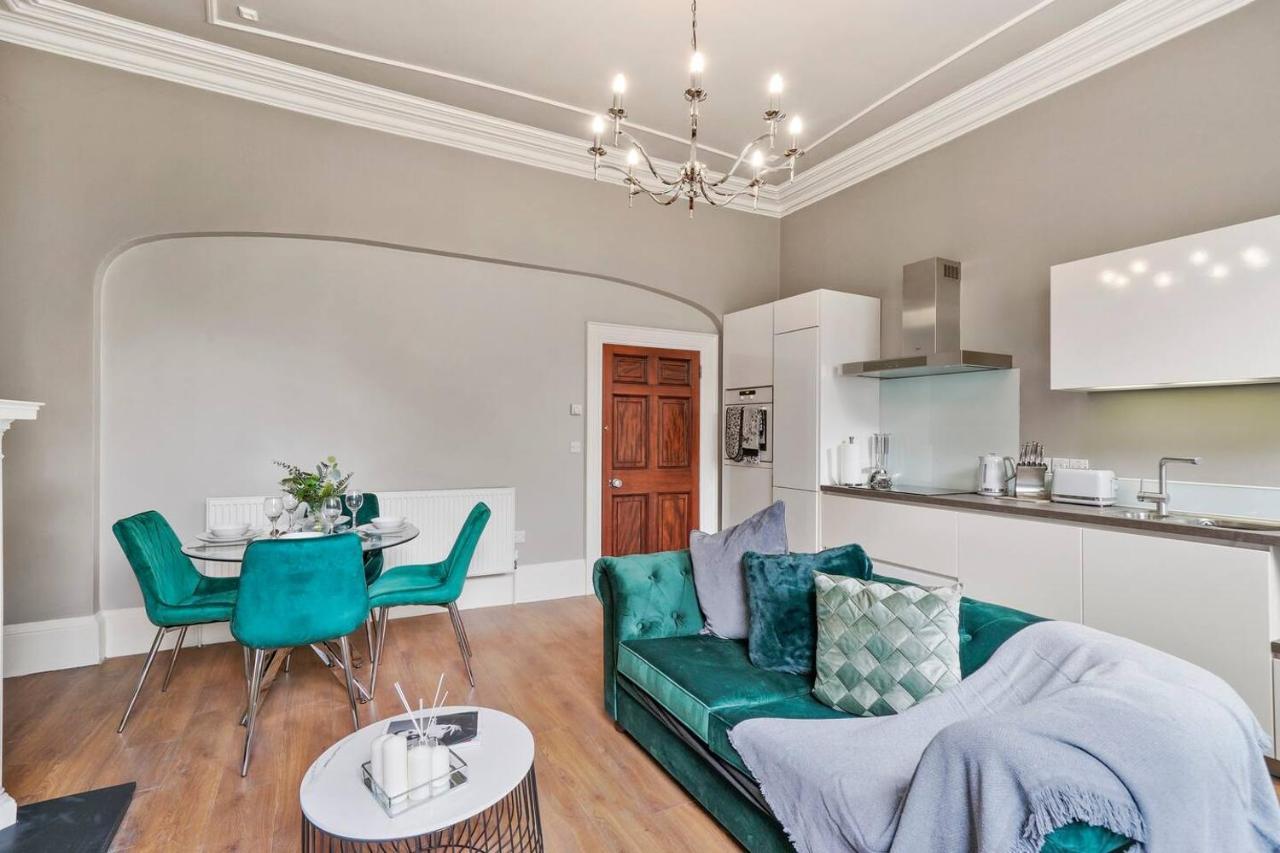 Lovely Central Wakefield Apartment - Parking ภายนอก รูปภาพ