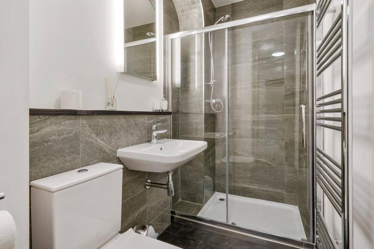 Lovely Central Wakefield Apartment - Parking ภายนอก รูปภาพ